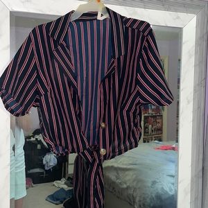 Super cute summer shirt, ties in the front!